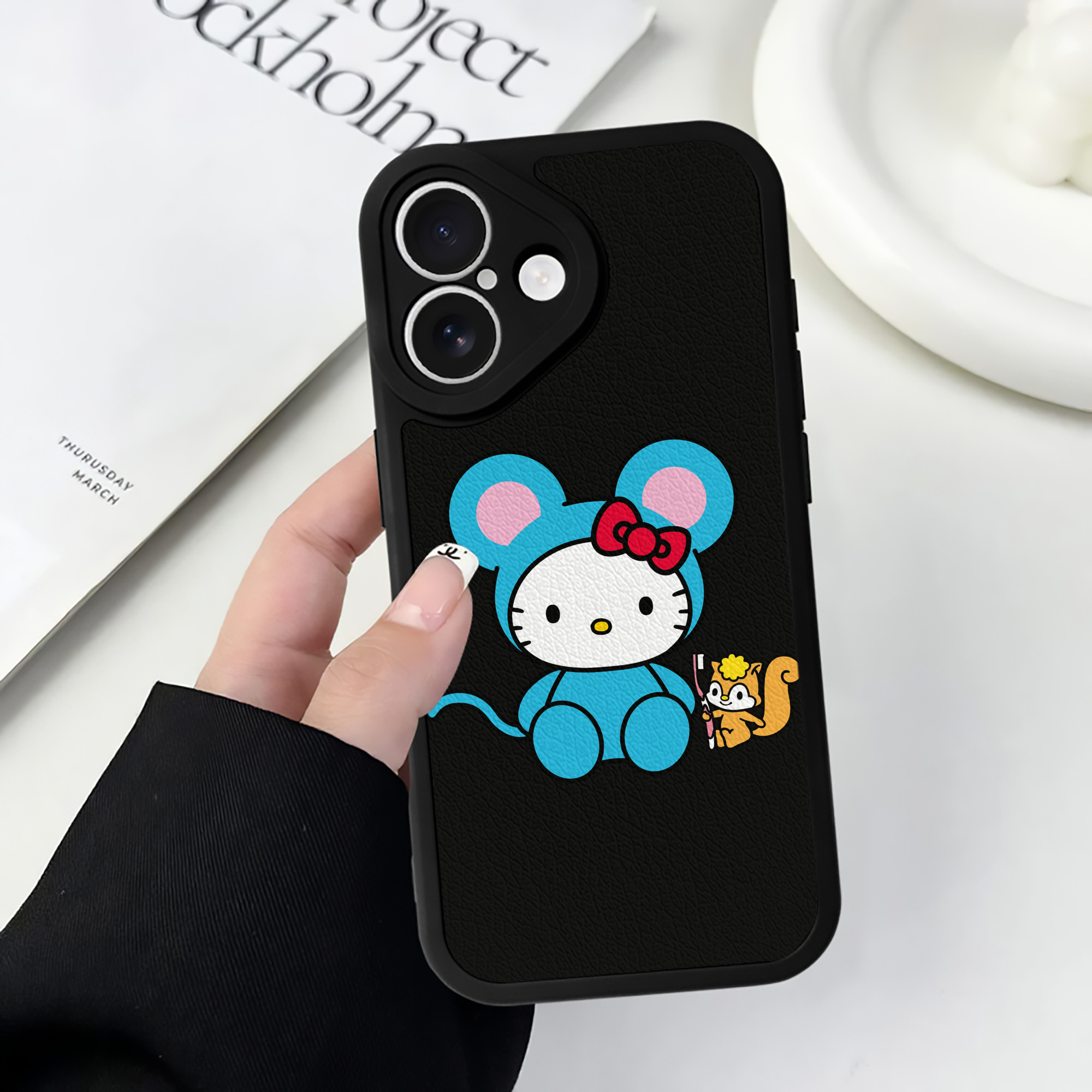 （画像用） Hello Kitty ハローキティ 【iPhone 16シリーズ対応】シリコンスマホケース（レザー調） 材質：シリコン